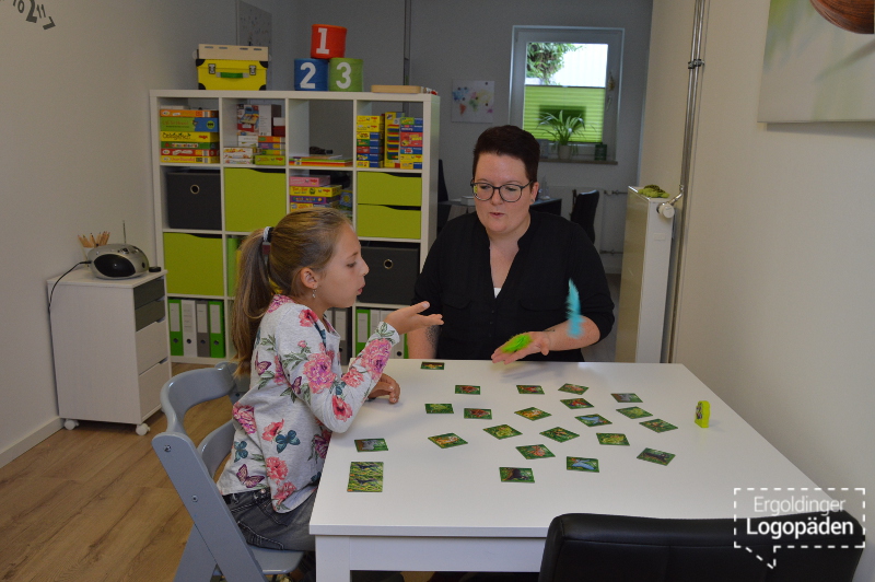 Bild zeigt Logopädin bei Therapie mit Schulkind